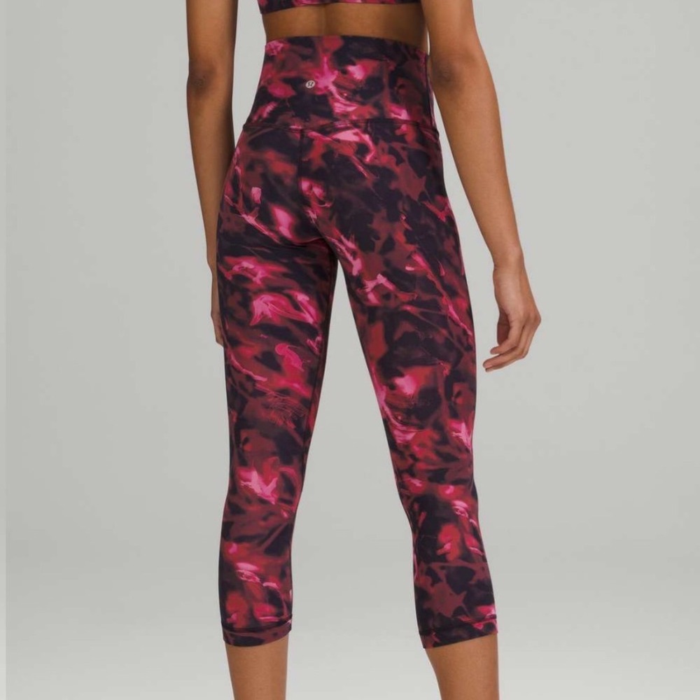Lululemon Align High-Rise Crop 21"
Intensity Pink Blossom Multi, W6BOXS  Size 6